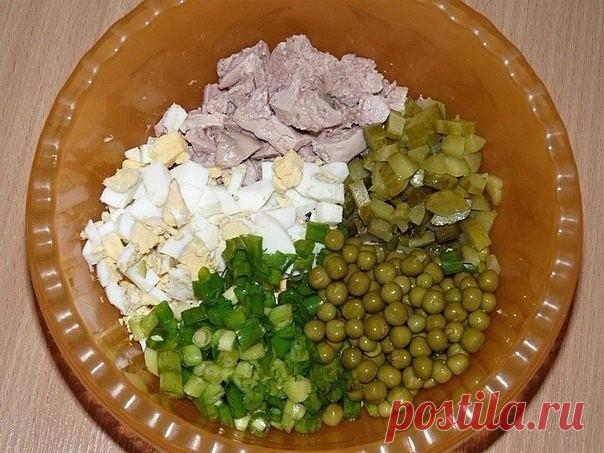 Салат из печени трески.