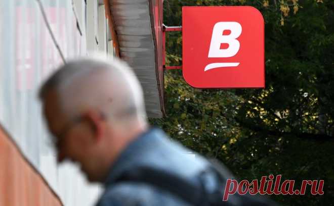 «Верный» объяснил проблемы с оплатой и онлайн-заказами хакерской атакой. Покупатели третий день не могут расплатиться в «Верном» картами, не работают терминалы самообслуживания, сайт и приложение. Ретейлер сообщил о хакерской атаке. Убытки сети эксперты оценивают в 120–140 млн руб. в день