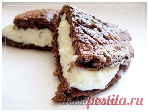 Сладкий сендвич с кремом | Диета Дюкана

Для теста:
1 большое яйцо,
2 ст. л. овсяных отрубей,
1 ст. л. пшеничных отрубей,
8 таблеток сахзама,
2 ст. л. сухого молока,
1 ч. л. какао,
ароматизатор «Шоколад»,
немного апельсиновой цедры,
0.5 ч. л. разрыхлителя,
150 г мягкого творога.

Для крема:
0,5 упаковки пудинга сливочного,
6 табл. сах.зама,
180-200 мл молока,
2 ст. л. жидкого творога,
ванилин.