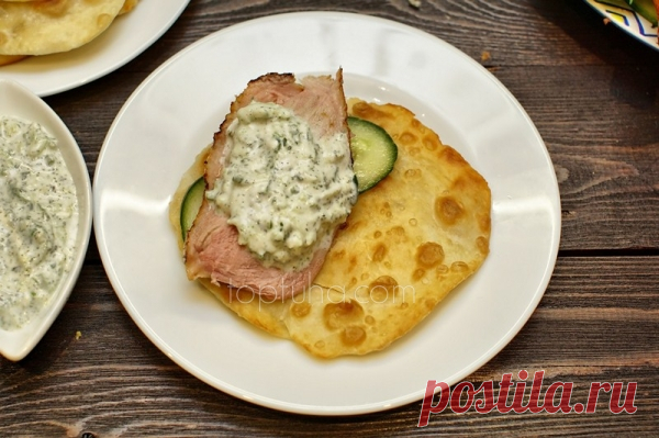 Соус дзадзики с лепешками и уткой (утка тут не главный гость)