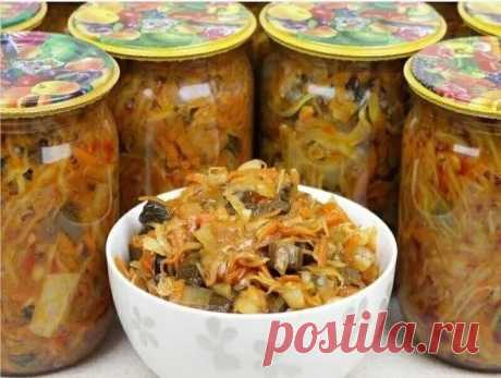 Солянка с капустой -невероятно вкусно! 

2 кг нашинкованной капусты, 2 кг красных помидоров, порезанных крупными кубиками, 05, кг порезанной соломкой моркови и 0,5 кг лука, 2 стакана растительного масла, 100 г сахарного песка,грибы по вкусу и желанию.
Все это варить 1 час. За 10 минут до конца варки влить 2,5 ст.л. 3%-ого уксуса, добавить 6 ч.л. соли, положить перец горошком, петрушку, лаврушку по вкусу. Сложить в стерилизованные банки и укупорить.

Приятного аппетита!