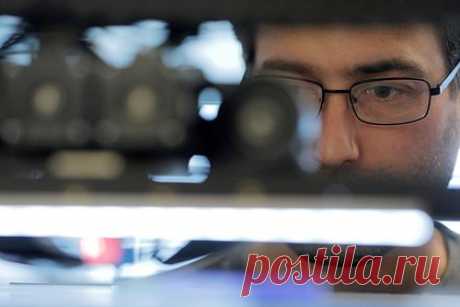 Нервные клетки мозга напечатали на 3D-принтере. Ученые из Оксфордского университета напечатали на 3D-принтере нервные клетки. В ходе работы авторы изготовили методом капельной печати ткань головного мозга нервных стволовых клеток человека, состоящую из двух слоев. Печатный материал состоял из индуцированных человеком плюрипотентных стволовых клеток (HIPSC).