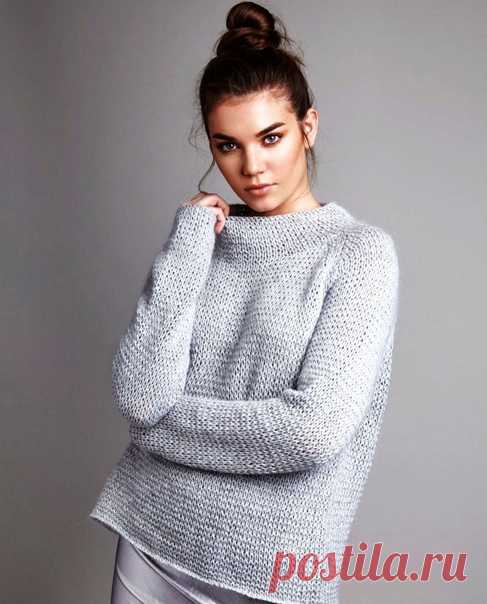 Джемпер Calmer от дизайнера Kim Hargreaves.

Джемпер связан отдельными деталями, в технике, которую часто использует Ким, чередование рядов, с разным размером спиц, очень удобно, когда у вас разъемные спицы и на разные концы лески можно прикрепить разные номера спиц, данная техника называется 