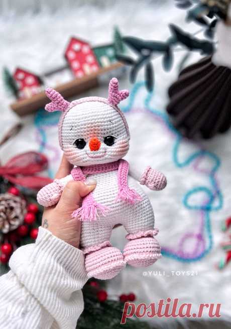 PDF Снеговички крючком. FREE crochet pattern; Аmigurumi toy patterns. Амигуруми схемы и описания на русском. Вязаные игрушки и поделки своими руками #amimore - снеговик к Новому году, новогодний снеговичок в шарфике.