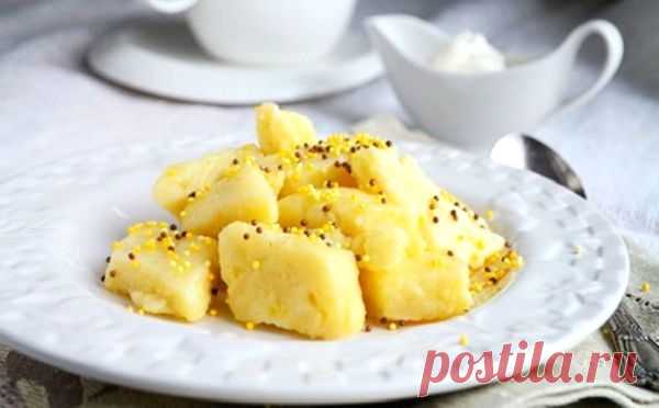 Рецепты ленивых вареников с картошкой, творогом и сыром: блюда на скорую руку Ленивые вареники с картошкой — по-настоящему интернациональное блюдо. Ньокки в Италии, кнедлики в Чехии, клецки в Польше — да-да, это все разные имена одних и тех же вареников-«ленивцев». Все потому, …