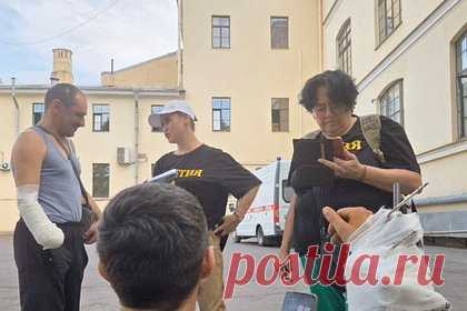На улицах Петербурга нашли плачущего из-за отказа в медпомощи бойца СВО со сломанной рукой