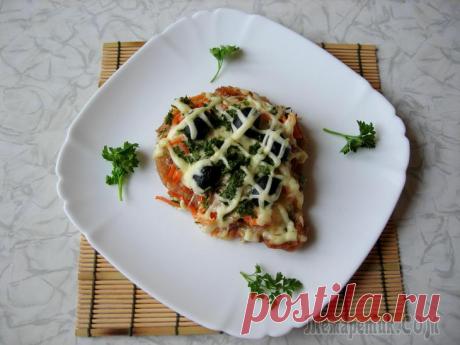 Отбивная под шубой Отбивные - самое распространенное и быстрое в приготовлении блюдо для обеда, ужина или праздничного застолья. Рецепт приготовления очень прост. Нарезаем и отбиваем мясо.Затем обжариваем мясо до готовн...