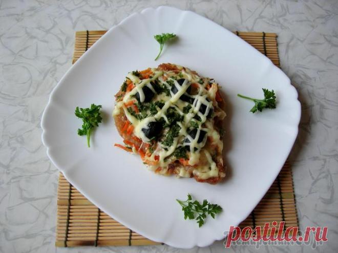 Отбивная под шубой Отбивные - самое распространенное и быстрое в приготовлении блюдо для обеда, ужина или праздничного застолья. Рецепт приготовления очень прост. Нарезаем и отбиваем мясо.Затем обжариваем мясо до готовн...