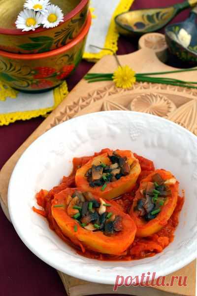 Картофель, фаршированный грибами, в томатном соусе - кулинарный рецепт