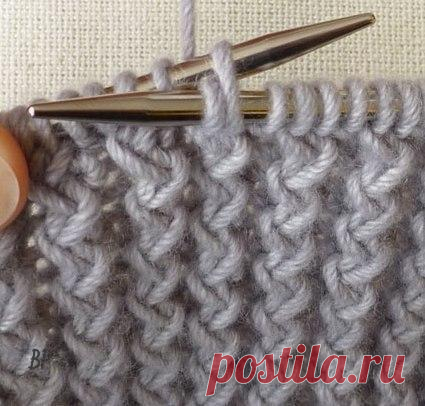 Французская резинка

Вязание резинки спицами начинается с набора на спицы петель, число которых кратно 3, плюс 1 петля для симметрии и плюс 2 кромочные. В первом ряду после кромочной вяжем 1 изнаночную, 2 перекрещенные лицевые (вторую петлю, не снимая, провязываем за заднюю стенку, затем первую и снимаем обе) до конца ряда делаем от *до*, ряд заканчиваем изнаночной петлей. Во втором ряду лицевые будут лицевыми, а изнаночные перекрещенными (сначала вторая изнаночная петля п...