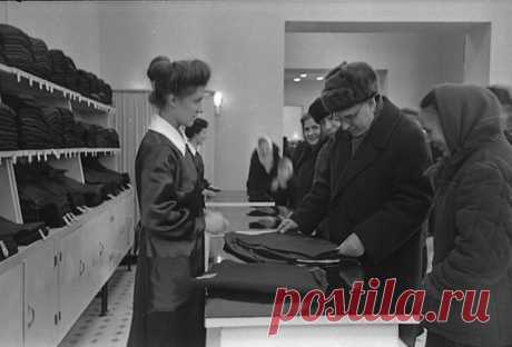 Модные детали времён СССР, в которые сейчас сложно поверить 
Лет 20 назад всем казалось, что в СССР был потребительский ад и там «ничего не было». Что ж, свежи были воспоминания о 80-х — эпохе разрушения Союза, когда действительно ничего не стало, благодаря перестройке и «новому мЫшлению». Но чем дальше мы уходили от советских времён, тем светлее становились воспоминания. Мы вдруг вспомнили, что мясо, колбаса, […]
Читай дальше на сайте. Жми подробнее ➡