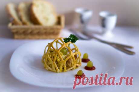 САЛАТ С КУРИЦЕЙ И ГРИБАМИ В ПАУТИНКЕ