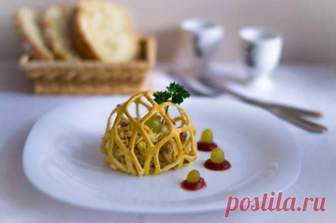 САЛАТ С КУРИЦЕЙ И ГРИБАМИ В ПАУТИНКЕ