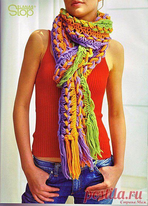 Яркий шарф.