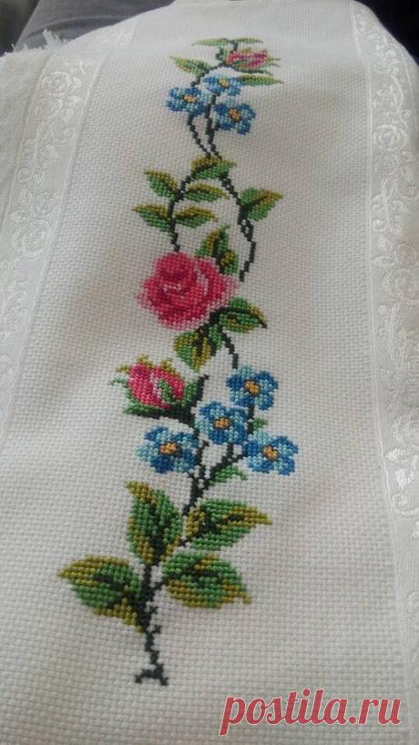 Huriye Çolak сохранил(а) Пин на доску «Güller». 
Cross stitch  |  Pinterest • Всемирный каталог идей