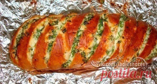 Запеченный батон с сыром и чесноком