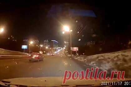 В нескольких городах России заметили падение похожего на метеорит объекта. Жители Ижевска, Йошкар-Олы, Перми и Казани заметили в небе падение светящегося объекта, похожего на метеорит. Соответствующий ролик, снятый очевидцем, появился в в Telegram-канале РИА Новости. «Думал, кто-то сигнальную ракету запустил на соседней улице», «Я думала, квадрокоптер упал», — писали очевидцы.