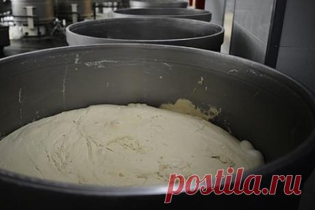 В тестомесителе подмосковного хлебозавода нашли мертвую женщину. В подмосковном Клину сотрудница хлебзавода погибла под винтом тестомесильного корыта. Тело россиянки нашла ее коллега, заметившая торчащую из устройства ногу. Вероятно, погибшая мыла тестомеситель с включенным двигателем и зацепилась за винт, в результате чего ее затянуло в устройство.