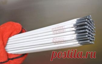 Как выбрать электроды для сварки инвертором 
Коротко от профессионала обывателю 
 
В сварочном ремесле умение правильно выбирать электроды в зависимости от типа соединений и марки стали — очень важный профессиональный навык. В этой статье мы расскажем вам об основных разновидностях обмазочных электродов для MMA-сварки и объясним, как их использовать по назначению. 
 
Как работают и чем отличаются 
 
Электрод — простой металлический стержень, который плавится в зажженной эл...