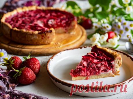 Песочный пирог с клубникой и сметанной заливкой — рецепт с фото В сезон клубники такой пирог можно готовить хоть каждый день - он просто готовится, он вкусный, и он точно нравится детям. Песочная основа станет идеальной основой для сметанной заливки, в которой утопим желаемое количество свежих ягод клубники.

Готовый пирог следует полностью охладить, после чего он прекрасно нарезается на аккуратные и очень аппетитные кусочки.