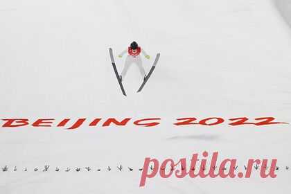 Иностранцы назвали цирком первую медаль России на ОИ в прыжках с трамплина. Иностранные пользователи сети остались недовольны тем, что сборная России завоевала серебро в командном турнире по прыжкам с трамплина на Олимпийских играх 2022 года в Пекине. Болельщики посчитали, что лишь из-за дисквалификации сильнейших команд россиянам удалось получить медали, и назвали произошедшее цирком.