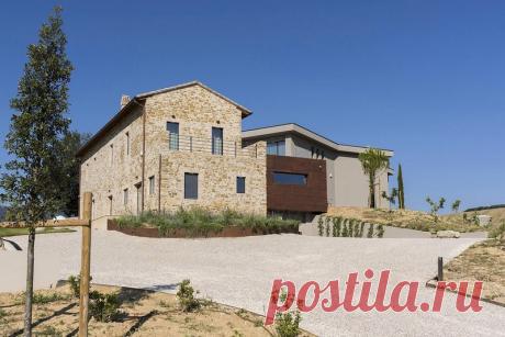 Реконструкция деревенского дома в Италии | Чёрт побери Студия Gian Marco Cannavicci осуществила реконструкцию деревенского дома в провинции Перуджа, Италия. Проект заключался в перестройке и расширении нескольких заброшенных сельских сооружений. Основное здание было построено в 30-е годы и претерпело ряд переделок в 50-е, остальные восходят к послевоенному времени.  Реконструкция существующего сооружения заключалась в том, что были удалены все не заслуживающие внимания вме...