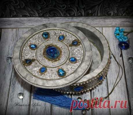 Вдохновение!  
#вдохновение_радуга_декор 

Наталья Bliss
Шкатулка для украшений " Эариэль"

Небольшая шкатулочка для хранения украшений, часов и т.д. 
Прекрасно подойдет женщине любого возраста. 
100% ручная работа, единственный экземпляр. 
В основе работы шкатулка из еврофанеры, отличного качества. 
Вся работа покрыты лаком, воском. 
Фурнитура отличного качества. Камни и кисть сделаны вручную.

https://www.livemaster.ru/item/20170761-dlya-doma-i-i..
