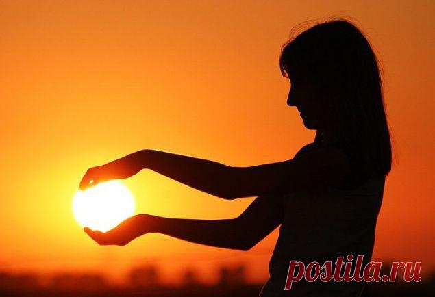 Воплощаем мечты в реальность 

Нередко мы загадываем желания и ждем их исполнения, но в итоге получаем совсем не то, что хотели… Сразу начинаем винить Бога, всех окружающих и весь мир в целом. Отчего же так происходит? Во-первых, как правило, никто не виноват в неправильном исполнении наших желаний, кроме нас самих. Во-вторых, мы, зачастую, неверно формулируем желания. И, в-третьих, выбираем неверные пути реализации своих желаний.