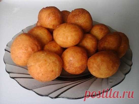 Творожные шарики Вкус из детства Очень вкусно.
Ингредиенты: 
- 250 гр творога 
- 1 яйцо 
- 5-6 столовых ложек сахара 
- 1,5 стакана муки 
- 1/2 без горки чайной ложки соды 
- сахарная пудра 
Взбиваем яйцо с сахаром, добавляем творог и соду. Перемешиваем так, чтобы не осталось творожных комочков. 
Добавляем муку и месим тесто. Даем тесту постоять минут 15-20. Потом катаем колбаски, режем на брусочки, из брусочков катаем шарики (не очень большие, т.к. при жарки они немного увеличатся в размерах)