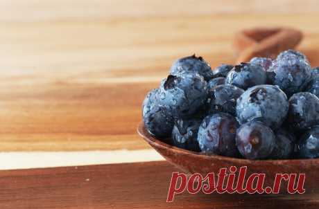 Big ripe blueberries on a wooden spoon, selective focus Большие спелые ягоды на деревянной ложке, с каплями воды,  избирательное внимание, селективный фокус