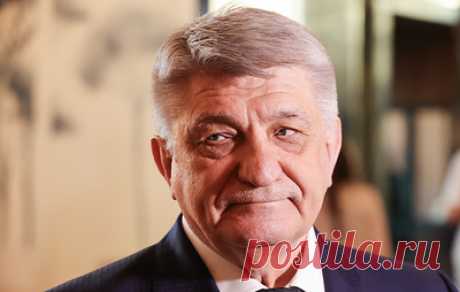 Александр Сокуров назвал слова о завершении карьеры вырванными из контекста. Кинорежиссер рассказал, что не планирует отказываться от съемок, но создаются такие условия, в которых он не может работать