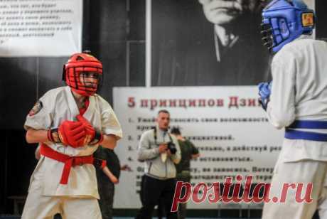 15 мая — Открытый кубок ЦСКА ДНР по армейскому рукопашному бою ко Дню Победы — СК «Олимпийский» Открытый кубок ЦСКА ДНР по армейскому рукопашному бою, посвященный Дню Великой Победы, состоялся 15 мая на РСК «Олимпийский» в Донецке. В соревнованиях приняли участие порядка сорока спортсменов Республики, среди которых допризывная молодежь 16-17 лет, молодежь от 18 лет, а также около 15 человек военнослужащих ДНР из Горловки, Макеевки, Комсомольска, Новоазовска и Донецка. По результатам соревнований