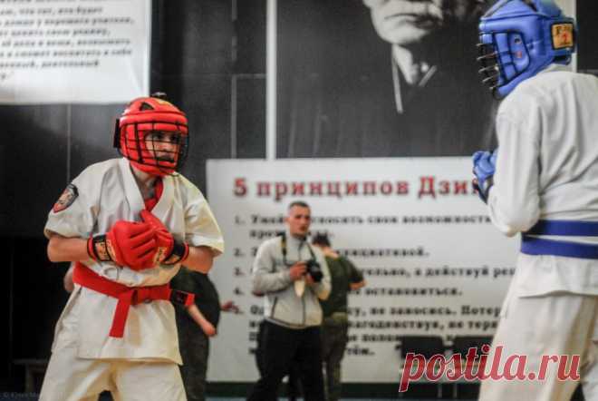 15 мая — Открытый кубок ЦСКА ДНР по армейскому рукопашному бою ко Дню Победы — СК «Олимпийский» Открытый кубок ЦСКА ДНР по армейскому рукопашному бою, посвященный Дню Великой Победы, состоялся 15 мая на РСК «Олимпийский» в Донецке. В соревнованиях приняли участие порядка сорока спортсменов Республики, среди которых допризывная молодежь 16-17 лет, молодежь от 18 лет, а также около 15 человек военнослужащих ДНР из Горловки, Макеевки, Комсомольска, Новоазовска и Донецка. По результатам соревнований