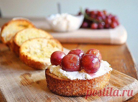 Итальянские бутерброды кростини с рикоттой и виноградом.