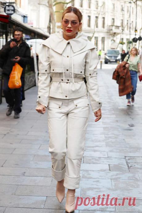 Рита Ора в Лондоне - НОВОСТИ,СОБЫТИЯ,ЛЮДИ,ФАКТЫ - медиаплатформа МирТесен Рита Ора для солнечного дня в Лондоне выбрала светлый аутфит с яркими деталями. 29-летняя британская певица предпочитает сочетать белый тотал-лук с яркой помадой и делает это безупречно. Звезда появилась перед репортерами в кожаном костюме из коллекции бренда Symonds Pearmain. Образ она дополнила...