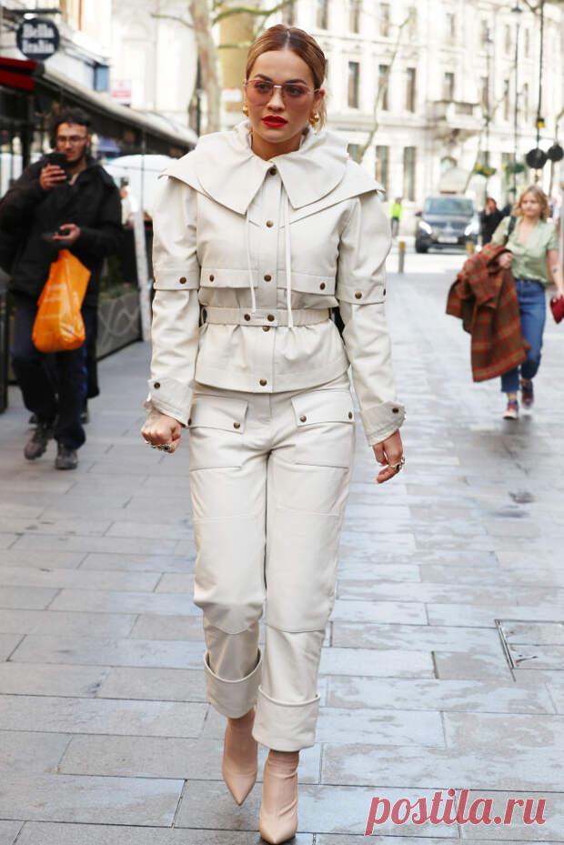 Рита Ора в Лондоне - НОВОСТИ,СОБЫТИЯ,ЛЮДИ,ФАКТЫ - медиаплатформа МирТесен Рита Ора для солнечного дня в Лондоне выбрала светлый аутфит с яркими деталями. 29-летняя британская певица предпочитает сочетать белый тотал-лук с яркой помадой и делает это безупречно. Звезда появилась перед репортерами в кожаном костюме из коллекции бренда Symonds Pearmain. Образ она дополнила...