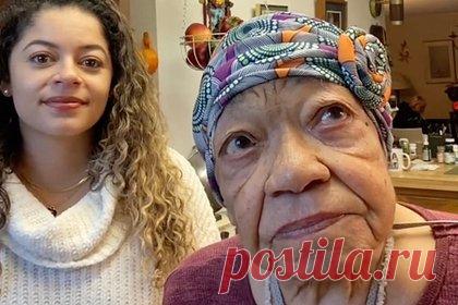 102-летняя бабушка блогерши раскрыла секреты своей привлекательности. Бабушка зрелого возраста блогерши Тэй (фамилия неизвестна) раскрыла секреты своей привлекательности. На размещенных кадрах 102-летняя родственница юзерши с никнеймом taygusta рассказала, что сохранить свой внешний вид ей помогает сок. По ее словам, в состав продукта входят алоэ вера, капуста, сельдерей и имбирь.