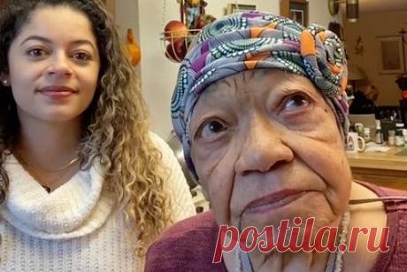 102-летняя бабушка блогерши раскрыла секреты своей привлекательности. Бабушка зрелого возраста блогерши Тэй (фамилия неизвестна) раскрыла секреты своей привлекательности. На размещенных кадрах 102-летняя родственница юзерши с никнеймом taygusta рассказала, что сохранить свой внешний вид ей помогает сок. По ее словам, в состав продукта входят алоэ вера, капуста, сельдерей и имбирь.