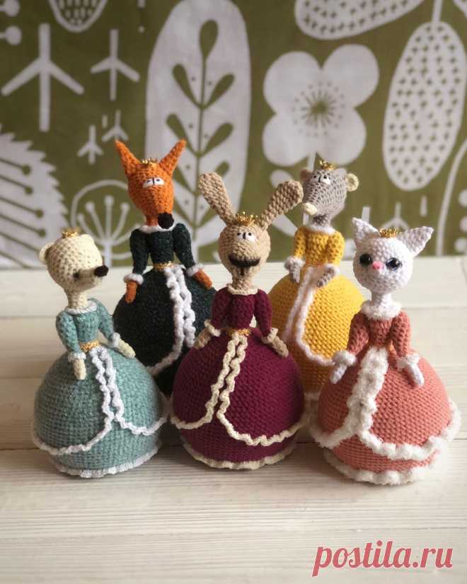 PDF Дамы в платьях крючком. FREE crochet pattern; Аmigurumi toy patterns. Амигуруми схемы и описания на русском. Вязаные игрушки и поделки своими руками #amimore - кошечка, лисичка, мышка, медведица и крольчиха в бальном платье из обычной пряжи, зверюшки, зверята, звери.