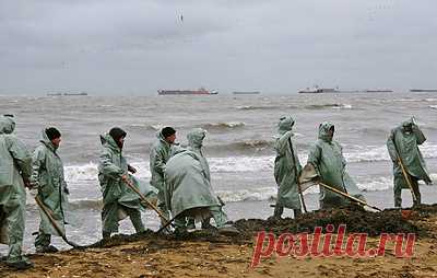 При крушении двух танкеров в Черном море произошел разлив нефтепродуктов. К танкерам отправлены два буксира и два вертолета