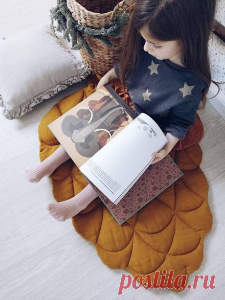 Stylish mat in natural style in the form of a pinecone. An unusual and very quivering gift for the New Year holidays. Ideal for shooting in Christmas style. He can serve as a rug for a child or be used as a bedside rug in his bedroom. For active games and lazy tranquility, for