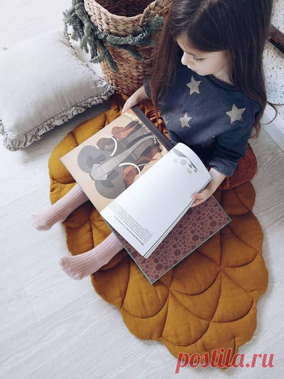 Stylish mat in natural style in the form of a pinecone. An unusual and very quivering gift for the New Year holidays. Ideal for shooting in Christmas style. He can serve as a rug for a child or be used as a bedside rug in his bedroom. For active games and lazy tranquility, for