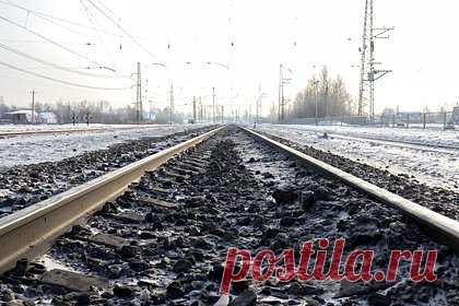В Крыму четыре человека погибли в сбитой поездом на переезде машине. В Крыму поезд сбил легковую машину Skoda Octavia на переезде, погибли четыре человека, в том числе двое детей. Об этом сообщает РИА Новости со ссылкой на источник в экстренных службах. Столкновение с составом, следующим из Севастополя в Санкт-Петербург, произошло на перегоне 1388 километра в Джанкойском районе.