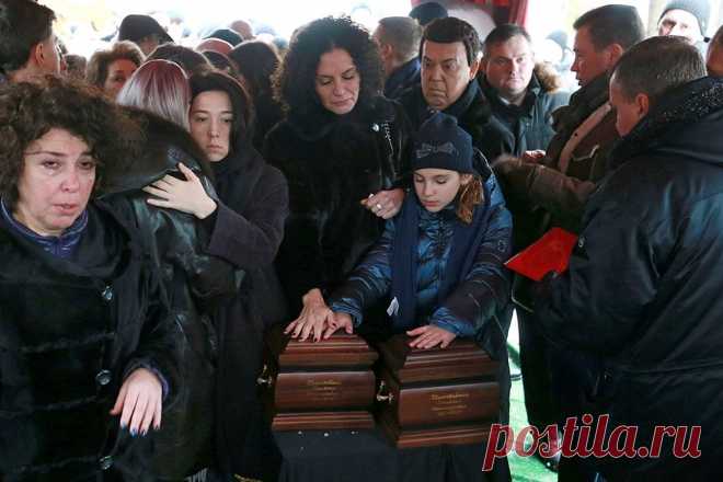 Фоторепортаж: Похороны Дмитрия Хворостовского на Новодевичьем кладбище