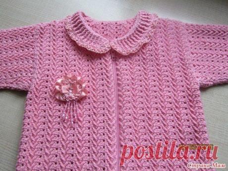 Кофта для девочки. Крючок.
Пряжа LIRA 60% хлопок, 40% акрил, 150 м, 50 гр, цвет 5005, крючок кловер 2.75. Расход 300 гр, то есть 6 мотков, из них 4 мотка на саму кофту, 2 на рукава.
Источник: https://www.stranamam.ru/post/11080260/