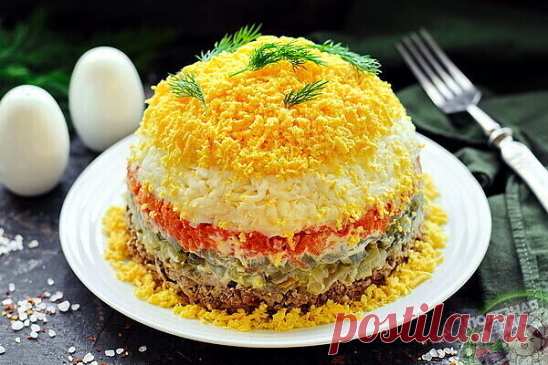 Очень вкусный салат

 Ингредиенты

печень куриная – 150 г
солёные или маринованные огурцы – 2 шт.
лук репчатый – 1 головка
морковь отварная – 1-2 шт.
яйца куриные вареные – 4 шт.
соль – по вкусу
растительное масло – для жарки лука
зелень – для украшения
майонез – для смазывания слоев

 Приготовление:

Подготавливаем продукты. Куриную печень отвариваем до готовности, оставляем остывать. Отвариваем морковь до мягкости в мундире, затем чистим. Яйца варим вкрутую, затем раздел...