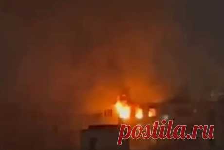В горящей многоэтажке в Москве оказались заблокированы огнем жильцы