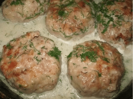 Восхитительные фрикадельки из рыбы в сливочном соусе
Надо взять:
• Фарш рыбный — 250 г
• Лук — 1 шт.
• Сухари (молотые) — 3–4 ст. л.
• Сливки молочные (30%) — 300 мл
• Сыр (тертый) — 50–100 г
• Брокколи — по вкусу
• Соль — по вкусу
• Белый перец — по вкусу
Приготовление:
1. В рыбный фарш (у меня из красной рыбы) прокрутить или очень мелко нарезать небольшую луковицу. Добавить молотые сухари (ориентируйтесь по густоте фарша: если фарш жидковат, положите чуть больше сухарей), соль и белый перец