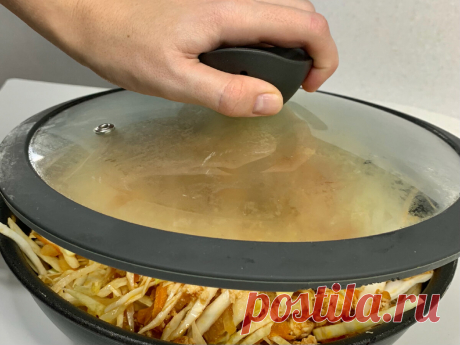 Всё чаще стала тушить капусту по-новому: всегда вкусная и «на завтра» не остаётся даже крошки(её мало кто готовит, а зря) На просторах интернета нашла такой рецепт.
Раньше я всегда делала так: тушила с томатной пастой, солью и специями.
А тут решила поэкспериментировать, добавила к томатам немного растительного масла, чуть сахара, и немного сухой горчицы для остроты.
В результате капуста получилась очень ароматной, сочной, с кислинкой.
К тому же у нас в магазинах уже давно нет томатной пасты.
…
