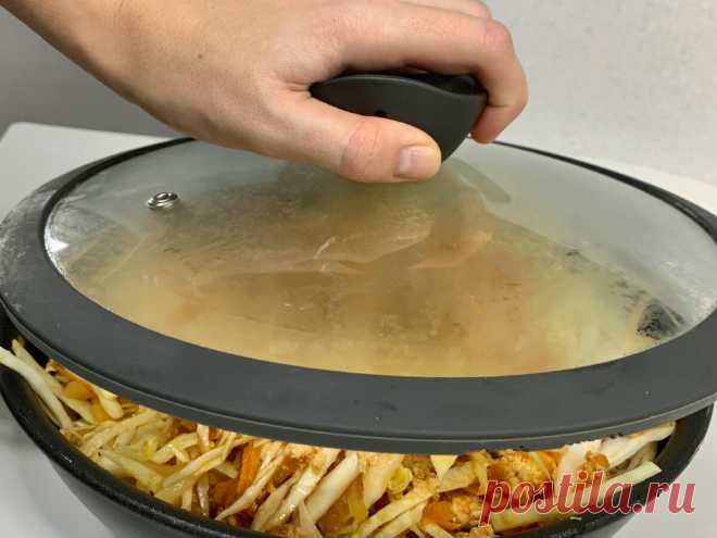 Всё чаще стала тушить капусту по-новому: всегда вкусная и «на завтра» не остаётся даже крошки(её мало кто готовит, а зря) Капусту потушить и в холодильнике оставить, через пару дней уже как свежая, сочная, с ароматом дымка
На 1 кг. капусты 200 гр. моркови 500 гр. лука 20 гр. соли
Для тушения можно брать любую — брюссельскую, савойскую, брокколи, цветную, белокочанную, но именно в таком виде капуста у меня лучше всего сочетается с морковью, луком и ароматными специями.
Овощи нарезать и обжарить…